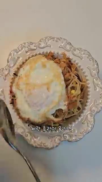 그릇에 담고 계란 프라이를 올리면 반찬 없이도 맛있는 김치 참치 콩… — 김치 참치 콩나물밥, 반찬 없을 때 초간단 요리