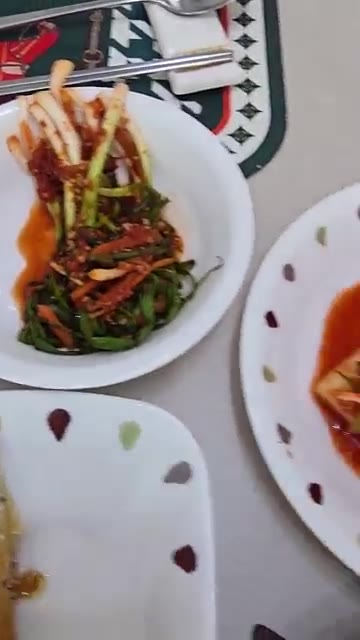 팬에 기름을 두르고 꽁치를 노릇하게 구워 접시에 담는다. — 26년 가을 집밥일기: 콩나물비빔밥, 된장찌개, 꽁치구이 등 푸짐한 한상차림