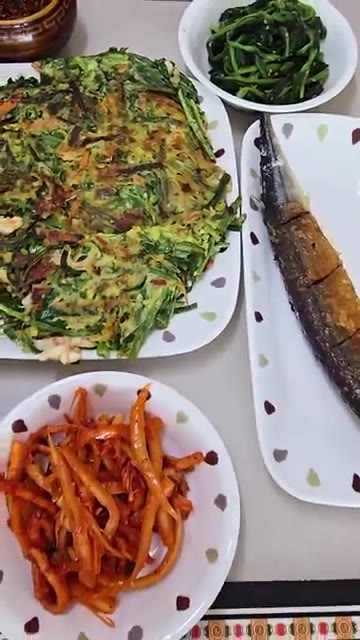 계란을 풀어 두툼하게 계란말이를 만든다. — 26년 가을 집밥일기: 콩나물비빔밥, 된장찌개, 꽁치구이 등 푸짐한 한상차림