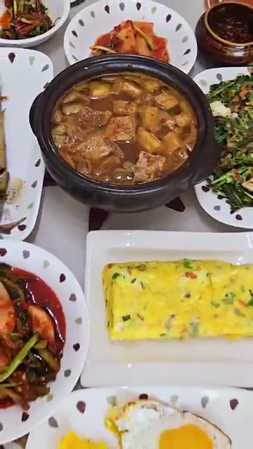 김치와 채소를 볶아 콩나물 비빔밥을 준비한다. — 26년 가을 집밥일기: 콩나물비빔밥, 된장찌개, 꽁치구이 등 푸짐한 한상차림