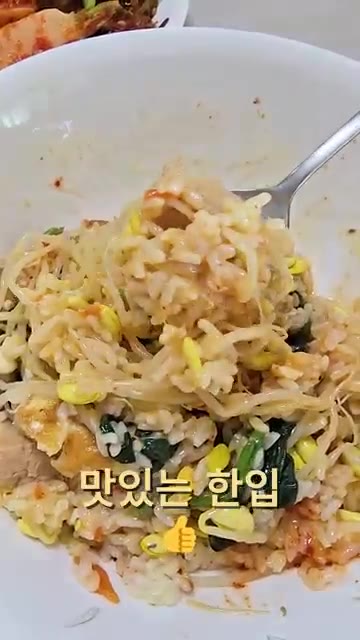 뚝배기에 된장찌개를 끓여낸다. — 26년 가을 집밥일기: 콩나물비빔밥, 된장찌개, 꽁치구이 등 푸짐한 한상차림