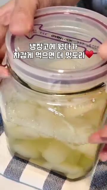 끓으면서 위에 뜨는 거품은 걷어내줍니다. — 🍑 복숭아 오래 먹는 가장 맛있는 방법! 복숭아 통조림 만들기