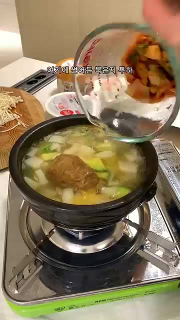 멸치액젓 0.5T와 고춧가루 1T를 넣는다. — 육수 없이도 진득한 청국장 초간단 레시피