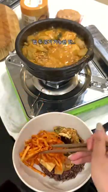 팽이버섯을 넣고 끓여준다. — 육수 없이도 진득한 청국장 초간단 레시피