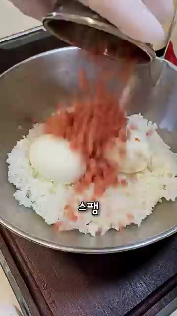 볼에 밥과 삶은 계란 2개를 넣습니다. — 삶은 계란으로 만드는 간단 계란 주먹밥 레시피