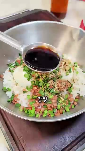 다진 통조림 햄과 썰어둔 부추를 넣습니다. — 삶은 계란으로 만드는 간단 계란 주먹밥 레시피