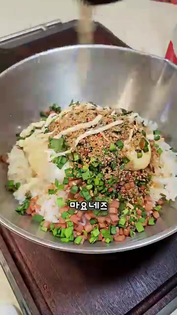 후리가케, 간장, 참기름, 마요네즈를 넣습니다. — 삶은 계란으로 만드는 간단 계란 주먹밥 레시피