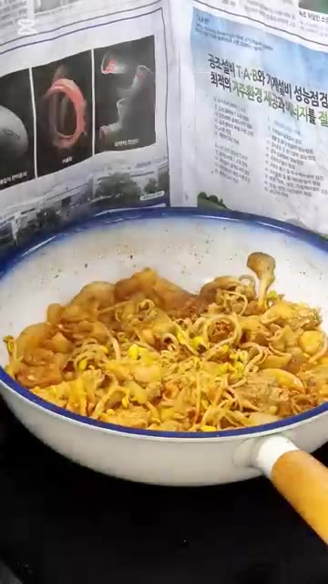 고기가 다 익으면 참기름을 두르고 통깨를 뿌려준다. 콩불 완성 — 세상 간단한 콩불 만들기