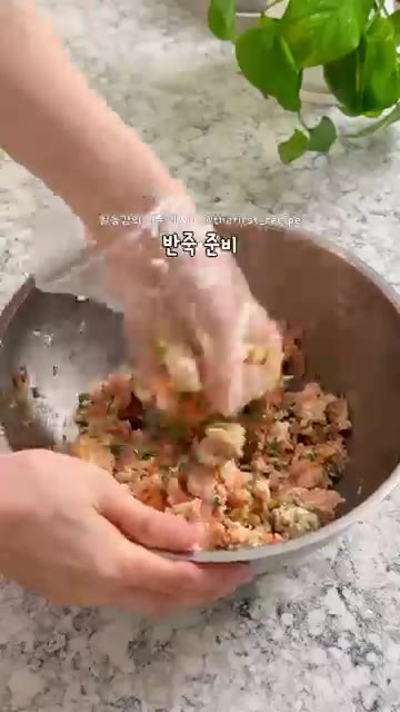 오이고추는 반으로 갈라 씨를 제거하고 쌀부침가루를 골고루 묻혀줍니다… — 명절 끝나도 자꾸 생각나요..🌶 노밀가루 고추전 레시피