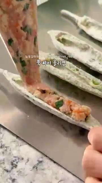 쌀부침가루를 묻힌 고추에 준비된 반죽을 듬뿍 채워 넣고, 계란물을… — 명절 끝나도 자꾸 생각나요..🌶 노밀가루 고추전 레시피