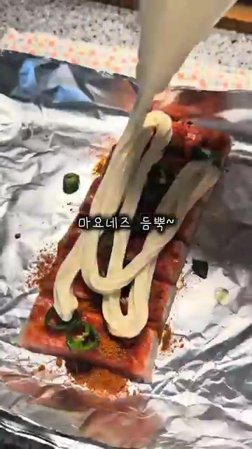 청양고추를 적당량 썰어 올려주세요. — 초간단 크래미마요구이! 크래미요리 간단안주