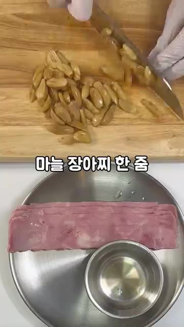 끓는 물에 소금을 넣고 스파게티면을 삶아줍니다. — 남은 마늘 장아찌 활용법! 매콤한 마늘 장아찌 오일 파스타