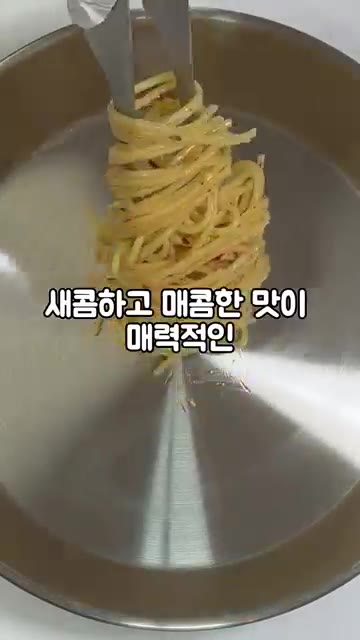 썰어둔 베이컨을 넣고 함께 볶아줍니다. — 남은 마늘 장아찌 활용법! 매콤한 마늘 장아찌 오일 파스타