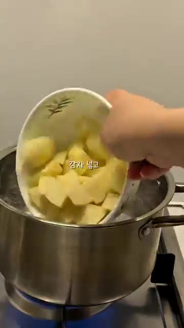 썬 감자를 끓는 물에 삶아 찬물에 헹궈 소분한다. — 대용량 야채 소분 레시피