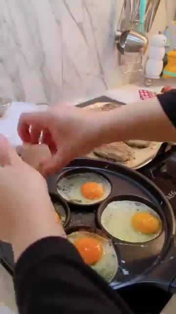 떡갈비를 팬에 올리고 굽는다. — 오늘도 아침 영업합니다! 애호박 명란국 끓이는 사이 떡갈비 굽고, 남은 애호박으로 반찬까지 뚝딱!