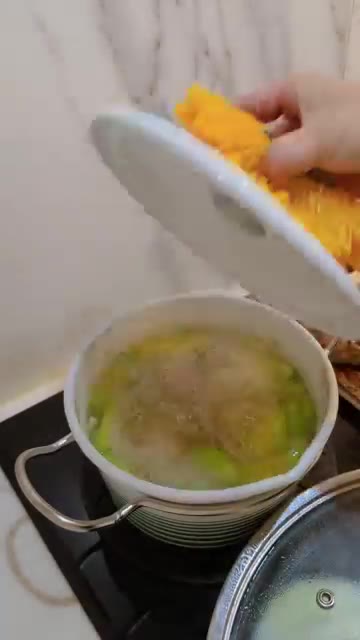계란 프라이용 팬에 계란을 깨뜨려 넣고 익힌다. — 오늘도 아침 영업합니다! 애호박 명란국 끓이는 사이 떡갈비 굽고, 남은 애호박으로 반찬까지 뚝딱!