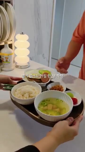 밥 위에 떡갈비와 계란 프라이, 애호박, 소시지를 보기 좋게 담는다. — 오늘도 아침 영업합니다! 애호박 명란국 끓이는 사이 떡갈비 굽고, 남은 애호박으로 반찬까지 뚝딱!