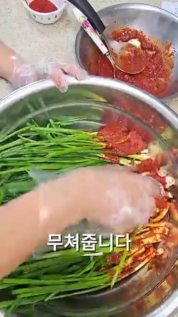 통깨를 솔솔 뿌려주면 부드러운 알싸매콤한 바나나 쪽파김치 완성입니다. — 부드러운 알싸매콤한 바나나 쪽파김치