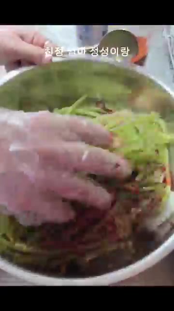 장갑을 끼고 재료들이 잘 섞이도록 살살 무쳐줍니다. — 엄마표 여름반찬! 고구마줄기 무침 레시피
