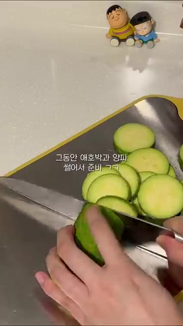 고추장 1T, 진간장 2T, 고춧가루 2T, 다진 마늘 1T, 설탕… — 도파민 터지는 ꒰삼겹애호박짜글이꒱ #shorts #집밥 #자취요리