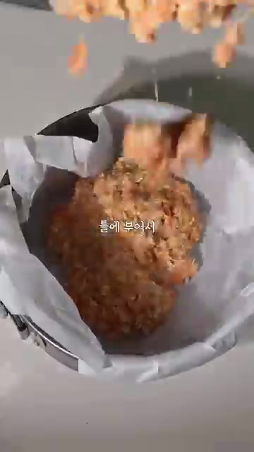 틀에 반죽을 붓고 평평하게 다져줍니다. — 밀가루 없이 만드는 오트밀 당근케이크