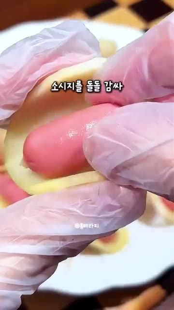 감자를 감자칩처럼 최대한 얇게 썰어 준비한다. — 겉은 와삭! 속은 탱글! 10분 만에 완성하는 에어프라이어 아이 최애 간식 레시피