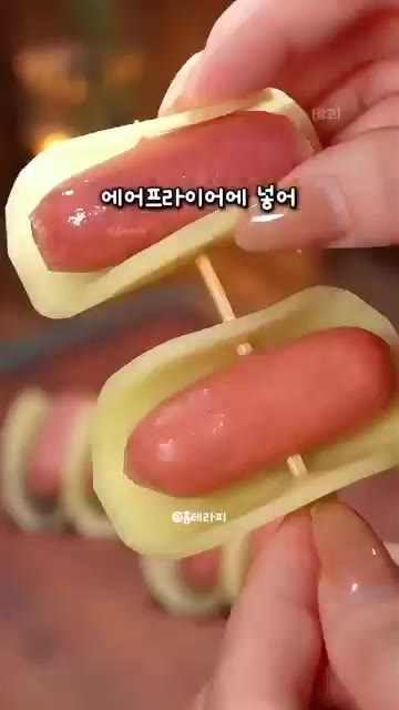 얇게 썬 감자로 소시지를 돌돌 감싼다. — 겉은 와삭! 속은 탱글! 10분 만에 완성하는 에어프라이어 아이 최애 간식 레시피