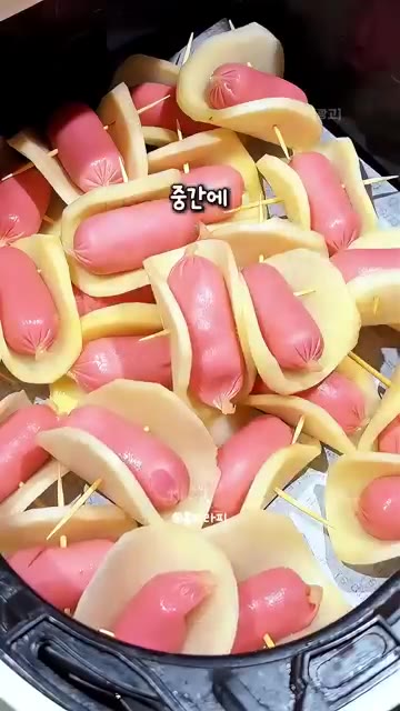 꼬치에 감자 옷을 입힌 소시지를 꽂아준다. — 겉은 와삭! 속은 탱글! 10분 만에 완성하는 에어프라이어 아이 최애 간식 레시피