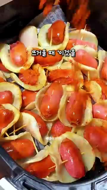 에어프라이어에 넣고 식용유를 살짝 뿌려 노릇하게 구워준다. — 겉은 와삭! 속은 탱글! 10분 만에 완성하는 에어프라이어 아이 최애 간식 레시피