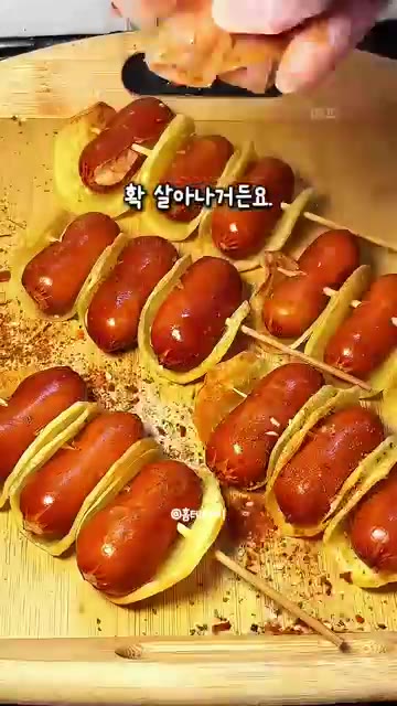 중간에 한 번 뒤집어 바삭하게 익혀준다. — 겉은 와삭! 속은 탱글! 10분 만에 완성하는 에어프라이어 아이 최애 간식 레시피