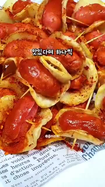 갓 구워져 나온 뜨거울 때 시즈닝 가루를 솔솔 뿌려준다. — 겉은 와삭! 속은 탱글! 10분 만에 완성하는 에어프라이어 아이 최애 간식 레시피