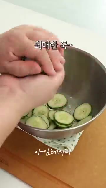 따뜻한 감자에 들기름 1큰술과 참치액 1/2큰술을 넣고 잘 섞어 양… — 불없이 2가지로 인생반찬 등극!!