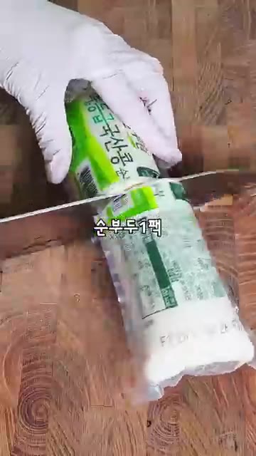 순두부와 물, 들깨가루를 믹서기에 넣고 곱게 갈아줍니다. — 들깨버섯탕에 순두부 갈아 넣으면 더 고소하고 부드러워요!