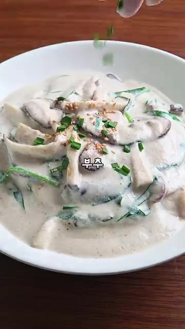 그릇에 담고 들기름과 통깨를 살짝 둘러 완성합니다. — 들깨버섯탕에 순두부 갈아 넣으면 더 고소하고 부드러워요!