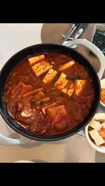 김치가 익으면 두부, 고춧가루, 국간장, 설탕, 다진마늘을 넣고 한… — 오늘의 신혼 집밥은 스팸김치찌개 😋