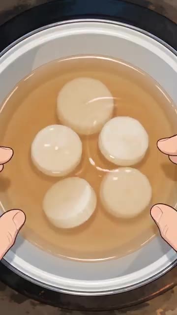 냄비에 멸치 다시마 육수를 붓고 큼직하게 썬 무를 넣어 끓인다. — 겨울 어묵탕 레시피: 맑은 국물에 통통한 꼬치어묵 끓이기