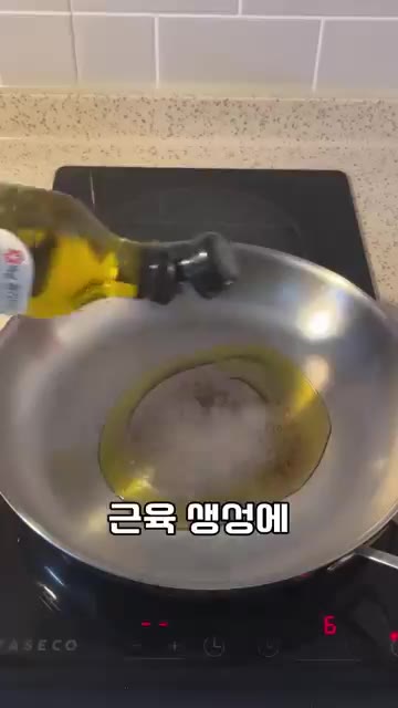 팬에 올리브 오일을 두르고 다진 마늘과 페페론치노를 넣어 향을 낸다. — 파스타는 사실 건강한 음식입니다
