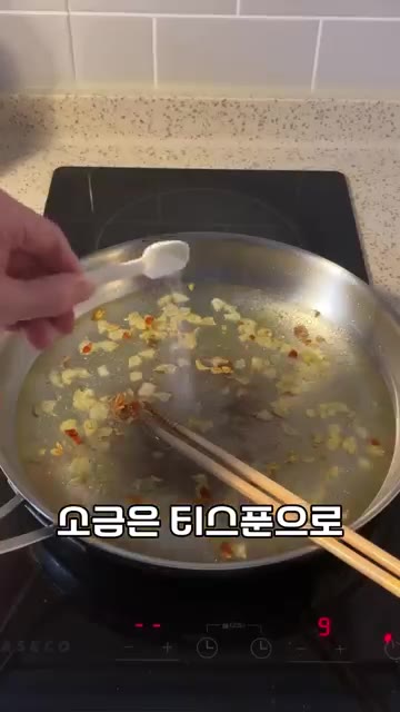 끓는 물에 파스타 면을 넣고 삶는다. — 파스타는 사실 건강한 음식입니다