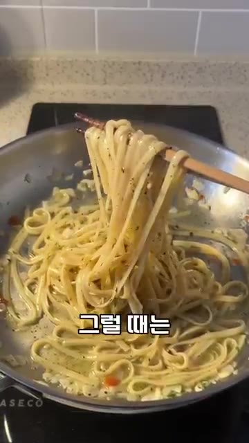소금과 치킨 스톡의 양을 조절하여 원팬 알리오 올리오 조리 과정을… — 파스타는 사실 건강한 음식입니다