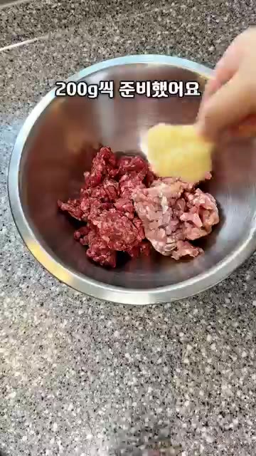 포 뜬 가지에 소금 간을 살짝 해줍니다. — 가지로 특별한 만두를 속은 고기 듬뿍 넣고 겉은 가지로 돌돌 말아 구워주면 가지만두 완성! ✨저녁 반찬으로 훌륭해요♥️