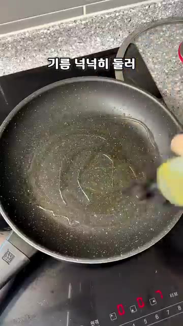 팬에 기름을 넉넉히 두르고 앞뒤로 노릇노릇하게 구워줍니다. — 가지로 특별한 만두를 속은 고기 듬뿍 넣고 겉은 가지로 돌돌 말아 구워주면 가지만두 완성! ✨저녁 반찬으로 훌륭해요♥️