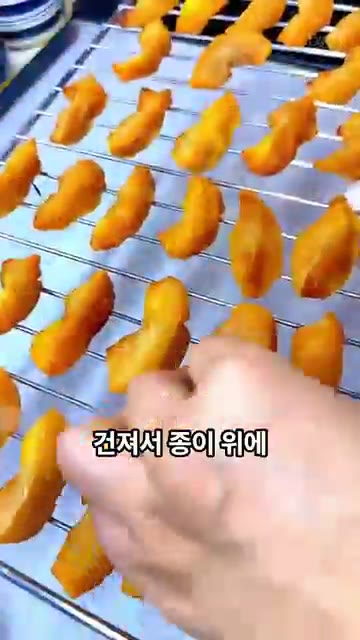 꿀에 사과를 푹 담가 하룻밤 재워 주세요. — 설탕 없이 꿀로만! 차 한 잔에 곁들이는 달콤한 옛날 간식, 사과정과