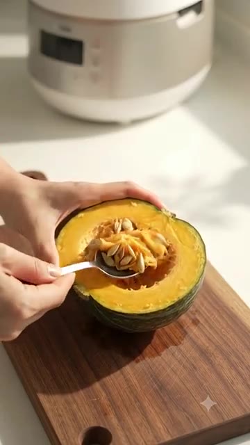 단호박을 먹기 좋은 크기로 썰어 밥솥 내솥에 넣는다. — 10월 제철 단호박죽 만들기