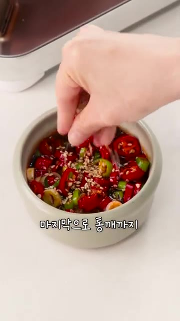 마지막으로 통깨를 넣고, 배추를 익히고 나온 달큰한 채즙 2T를 소… — 10분 컷 매콤새콤 배추찜