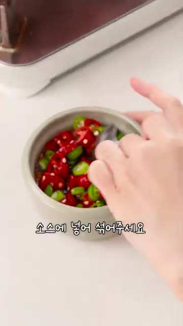 잘 익은 배추 위에 소스를 뿌려주세요. 배추 자체의 단맛과 소스가… — 10분 컷 매콤새콤 배추찜