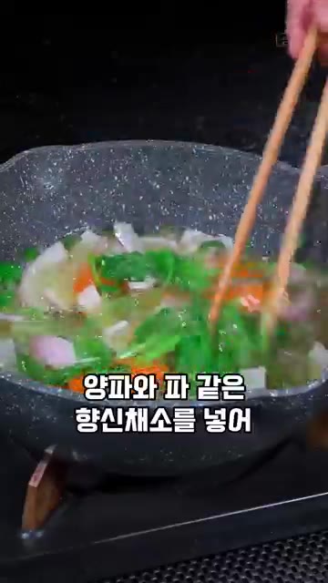 썰어 놓은 고추에 다진 마늘, 설탕, 소금을 넣고 골고루 섞어줍니다. — 맵싹하고 짭쪼롬한 고추 장아찌 레시피