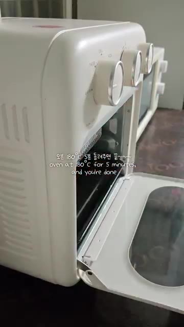 180도로 예열된 오븐에 넣고 5분간 굽는다. — 간단 식빵 토스트