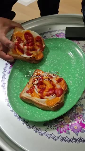 구워진 토스트를 꺼낸다. 맛있게 먹는다. — 간단 식빵 토스트
