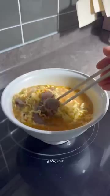 라면 스프 1/2개와 라면 사리를 넣는다. — 한국식 돈코츠 라멘 만들기
