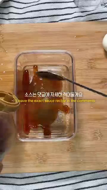밀폐 용기에 쯔유, 물, 간장을 넣고 섞어 소스를 만듭니다. — 간장 대신 쯔유로 만드는 쯔유계란장